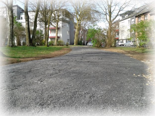 Vorbereitungen für kommendes Dorffest - Erneuerung des Weges im Pongser Wäldchen Vorbereitungen für kommendes Dorffest - Erneuerung des Weges im Pongser Wäldchen