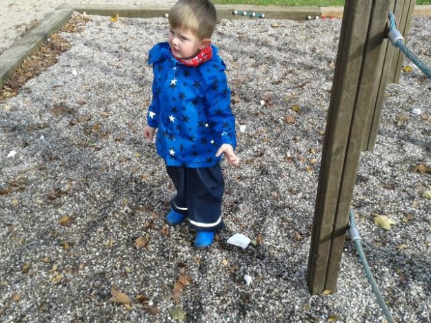 Kleine Helfer säubern den Spielplatz