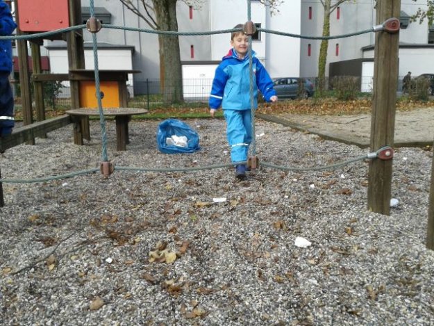 Kleine Helfer säubern den Spielplatz