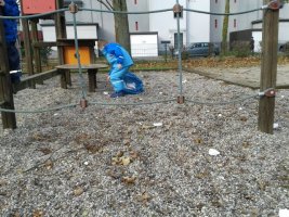 Kleine Helfer säubern den Spielplatz